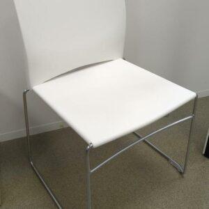 Chaise empilable avec assise et dossier en plastique blanc, piètement luge en acier chromé. 85 x 45 x 45 cm. 58 unités. Vendu à l'unité avec faculté de réunion. (1er bat A : 24 / RDC bat A : 30 / SS bat A : 4)