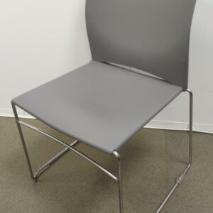 Chaise empilable avec assise et dossier en plastique gris, piètement luge en acier chromé. 85 x 45 x 45 cm. 55 unités. Vendu à l'unité avec faculté de réunion. (1er bat A : 21 / RDC bat A : 22 / SS bat A : 12)