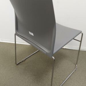 Chaise empilable avec assise et dossier en plastique gris, piètement luge en acier chromé. 85 x 45 x 45 cm. 55 unités. Vendu à l'unité avec faculté de réunion. (1er bat A : 21 / RDC bat A : 22 / SS bat A : 12) – Image 2