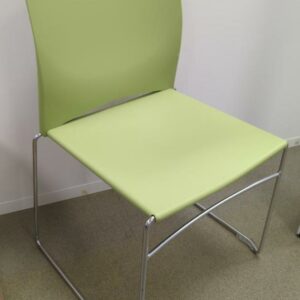 Chaise empilable avec assise et dossier en plastique vert, piètement luge en acier chromé. 63 unités. Vendu à l'unité avec faculté de réunion. 85 x 45 x 45 cm. (1er bat A : 33 / RDC bat A : 19 / SS bat A : 10 / bat B : 1)