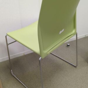 Chaise empilable avec assise et dossier en plastique vert, piètement luge en acier chromé. 63 unités. Vendu à l'unité avec faculté de réunion. 85 x 45 x 45 cm. (1er bat A : 33 / RDC bat A : 19 / SS bat A : 10 / bat B : 1) – Image 2