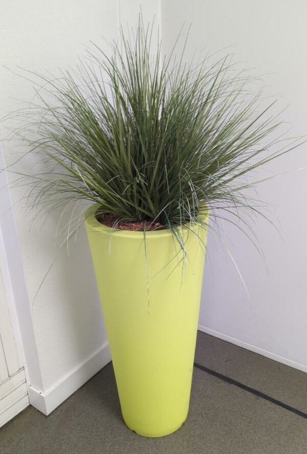 Plante artificielle dans un pot rond en plastique vert anis. Dimensions pot : 85 x 40 cm. Hauteur avec plante : 140 cm. 9 unités. Vendu à l'unité avec faculté de réunion. (1er bat A : 4 / RDC bat A : 3 / SS bat A : 5)