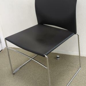 Paire de chaises empilables avec assise et dossier en plastique noir, piètement luge en acier chromé. 85 x 45 x 45 cm. (1er bat A)