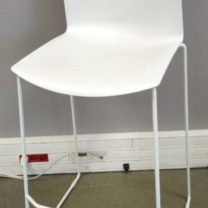 Chaise haute empilable de marque Akaba, coque en plastique blanc, piétement luge en acier laqué blanc. 115 x 44 x 53 cm. 12 unités. Vendu à l'unité avec faculté de réunion. (1er bat A : 8 / RDC bat A : 4)