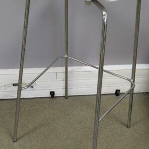 Tabouret haut design Eurolinea modèle Gulliver édition Sokoa, coque en plastique blanc, piétement en acier chromé. 90 x 44 x 45 cm. 7 unités. Vendu à l'unité avec faculté de réunion. (1er bat A : 2 / RDC bat A : 4 / SS bat A : 1) – Image 2
