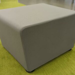 Pouf de marque Sokoa recouvert de tissu gris sur 4 patins en plastique noir. 42 x 55 x 70 cm. 2 unités. Vendu à l'unité avec faculté de réunion. (1er bat A, RDC bat A (bureau SG)