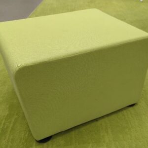 Pouf de marque Sokoa recouvert de tissu vert pomme sur 4 patins en plastique noir. 42 x 55 x 66 cm. 2unités. Vendu à l'unité avec faculté de réunion. (1er bat A)