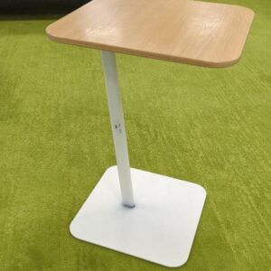 Table d'appoint, plateau en bois stratifié hêtre sur un piètement oblique en acier laqué blanc. 63 x 40 x 43 cm. 6 unités. Vendu à l'unité avec faculté de réunion. (1er bat A : 1 / RDC bat A : 5)