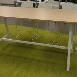 Table rectangulaire ajustable en hauteur de marque Buronomic, plateau couleur hêtre sur un piètement en acier laqué blanc avec entretoise. 105 x 300 x 100 cm. (1er bat A)