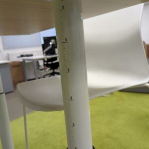 Table rectangulaire ajustable en hauteur de marque Buronomic, plateau couleur hêtre sur un piètement en acier laqué blanc avec entretoise. 105 x 300 x 100 cm. (1er bat A) – Image 3