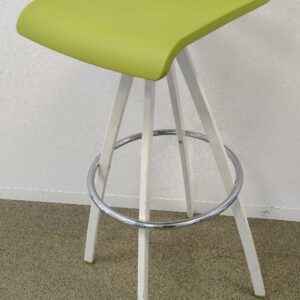 Tabouret haut, assise en plastique vert anis, piètement en acier laqué blanc avec repose pied en acier chromé. 85 x 35 x 37 cm. 3 unités. Vendu à l'unité avec faculté de réunion. (1er bat A)