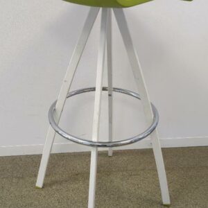 Tabouret haut, assise en plastique vert anis, piètement en acier laqué blanc avec repose pied en acier chromé. 85 x 35 x 37 cm. 3 unités. Vendu à l'unité avec faculté de réunion. (1er bat A) – Image 2