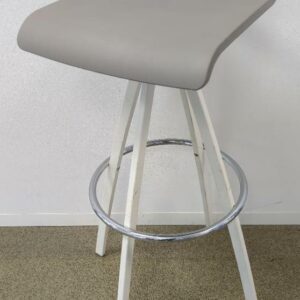 Tabouret haut, assise en plastique gris, piètement en acier laqué blanc avec repose pied en acier chromé. 85 x 35 x 37 cm. (1er bat A)