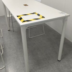 Table haute rectangulaire, plateau en bois stratifié blanc avec trappe centrale, piètement droit en acier laqué blanc. 100 x 180 x 80 cm. (RDC bat A)