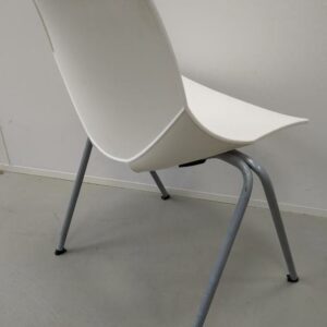Chaise empilable design Angelo Pinaffo modèle Schell, coque en plastique blanc, piètement en acier laqué gris. 78 x 52 x 52 (usures). 10 unités. Vendu à l'unité avec faculté de réunion. (SS bat A) – Image 2