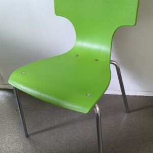 Chaise empilable, coque en plastique vert, piètement en acier chromé. 78 x 46 x 50 cm. 26 unités. Vendu à l'unité avec faculté de réunion. (SS bat A)