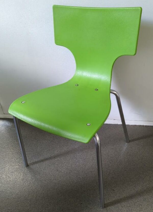 Chaise empilable, coque en plastique vert, piètement en acier chromé. 78 x 46 x 50 cm. 26 unités. Vendu à l'unité avec faculté de réunion. (SS bat A)