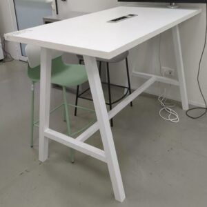 Table haute rectangulaire, plateau en bois stratifié blanc avec trappe technique électrique, piètement oblique en acier laqué blanc avec entretoise. 105 x 160 x 80 cm. (SS bat A)
