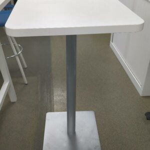 Mange debout carré à bords arrondis de marque Sokoa, plateau en bois stratifié blanc, piètement en métal. 110 x 65 x 65 cm. 2 unités. Vendu à l'unité avec faculté de réunion. (1er bat A : 1 / RDC bat A : 1)