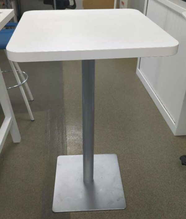 Mange debout carré à bords arrondis de marque Sokoa, plateau en bois stratifié blanc, piètement en métal. 110 x 65 x 65 cm. 2 unités. Vendu à l'unité avec faculté de réunion. (1er bat A : 1 / RDC bat A : 1)
