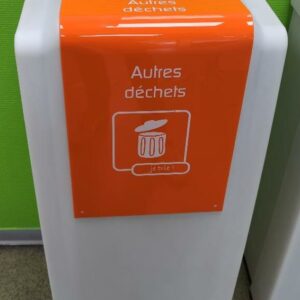 Poubelle de marque Green Office modèle Easy Collect, couleur verte ou orange. 85 x 42 x 35 cm. 50 unités. Vendu à l'unité avec faculté de réunion.
(1er bat A/ RDC bat A/ SS bat A/ Bat B) – Image 2