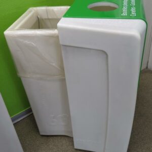 Poubelle de marque Green Office modèle Easy Collect, couleur verte ou orange. 85 x 42 x 35 cm. 50 unités. Vendu à l'unité avec faculté de réunion.
(1er bat A/ RDC bat A/ SS bat A/ Bat B) – Image 3