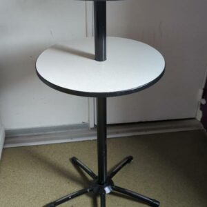 Mange debout à deux plateaux en bois stratifié blanc, piètement en étoile à 5 branches en acier laqué noir. 110 x 60 cm. Loc: 1er bat A