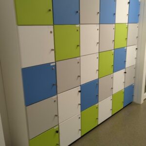 Casiers de rangement à 30 compartiments de couleurs blanc, bleu, gris et vert, ouverture à clé. 195 x 230 x 46 cm. (1er bat A)