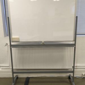 Tableau blanc double face sur roulettes. 185 x 127 x 55 cm. 9 unités. Vendu à l'unité avec faculté de réunion. (1er bat A : 6 / SS bat A : 2)