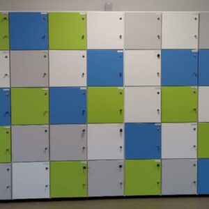 Casiers de rangement à 35 compartiments de couleurs bleu, blanc, vert, gris. Ouverture à clé. 185 x 270 x 46 cm. (1er bat A)