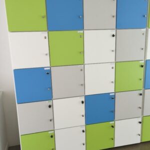 Casiers de rangement en bois à 20 compartiments de couleur blanc, bleu, vert et gris. 190 x 155 x 46 cm. (1er bat A)