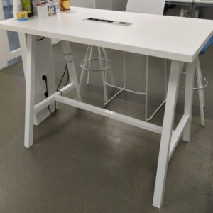 Table haute rectangulaire, plateau en bois stratifié blanc avec trappe technique électrique, piètement oblique en acier laqué blanc avec entretoise. 105 x 140 x 80 cm. (1er bat A)