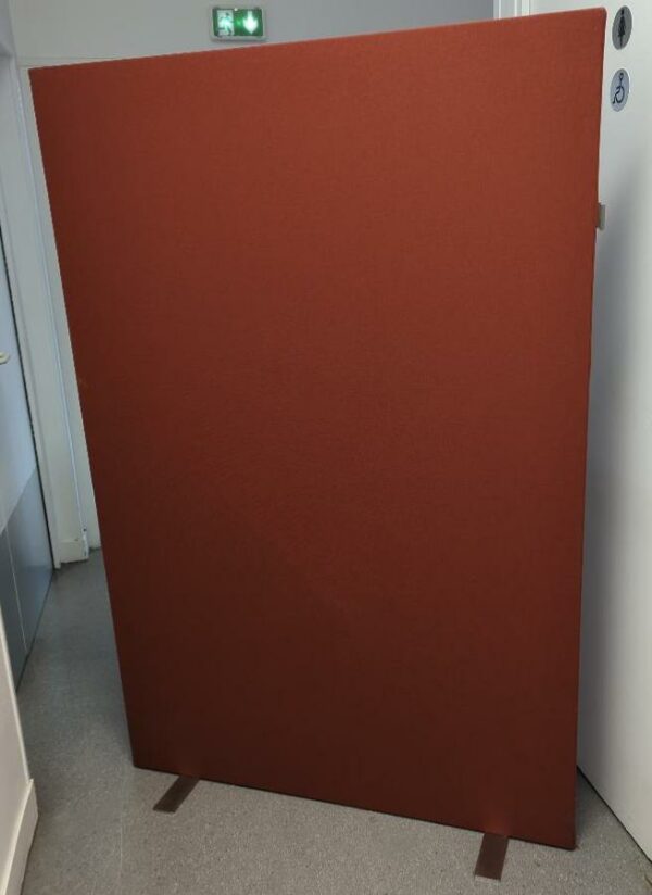 Panneau acoustique sur pied en tissu rouge, gris ou vert. 180 x 120 x 5 cm. 5 unités. Vendu à l'unité avec faculté de réunion. (RDC bat A , SS bat A)