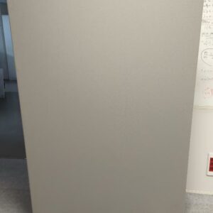 Panneau acoustique sur pied en tissu rouge, gris ou vert. 180 x 120 x 5 cm. 5 unités. Vendu à l'unité avec faculté de réunion. (RDC bat A , SS bat A) – Image 2