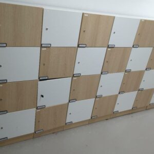 Casiers de rangement à 24 compartiments en bois blanc et beige. 150 x 240 x 48 cm. (SS bat A)