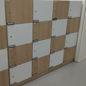 Casiers de rangement à 16 compartiments en bois blanc et beige. 150 x 160 x 48 cm. (SS bat A)