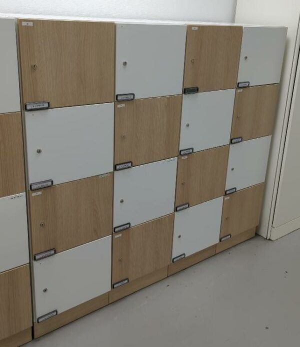 Casiers de rangement à 16 compartiments en bois blanc et beige. 150 x 160 x 48 cm. (SS bat A)