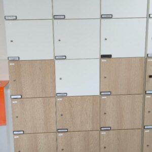 Casiers de rangement à 15 compartiments en bois blanc et beige. 180 x 120 x 48 cm. 2 unités. Vendu à l'unité avec faculté de réunion. (SS bat A) – Image 2