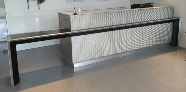 Banque d'accueil. 110 x 422 x 101 cm. (RDC bât A)
