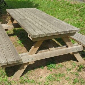 Table de jardin en bois avec ses 2 bancs. 75 x 195 x 165 cm. 8 unités. Vendu à l'unité avec faculté de réunion.