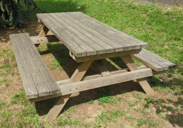 Table de jardin en bois avec ses 2 bancs. 75 x 195 x 165 cm. 8 unités. Vendu à l'unité avec faculté de réunion.