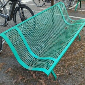 Banc d'extérieur en métal vert perforé. 75 x 200 x 70 cm. 6 unités. Vendu à l'unité avec faculté de réunion.