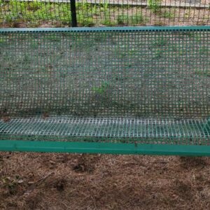 Banc d'extérieur en métal vert perforé. 75 x 200 x 70 cm. 6 unités. Vendu à l'unité avec faculté de réunion. – Image 2