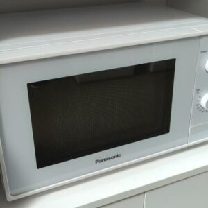 Four micro-ondes 1250 watts de marque Panasonic. 25 x 43 x 30 cm. 3 unités. Vendu à l'unité avec faculté de réunion. (1er bat A : 2 / RDC bat A : 1)