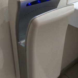 Sèche serviette électrique de marque Boost modèle BJP1010S. 12 unités. Vendu à l'unité avec faculté de réunion. (bat A , bat B)