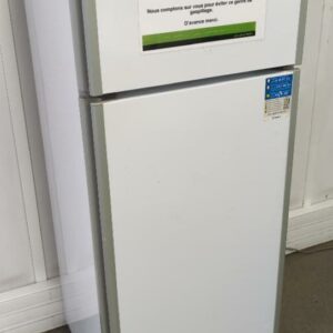 Réfrigérateur combiné congélateur de marque Candy modèle Crds5142w. Capacité 204 litres. 142 x 55 x 57 cm. (SS bat A)