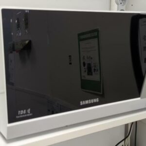 Four micro onde 850 watts de marque Samsung modèle MW82N. 27 x 50 x 34 cm. (SS bat A)