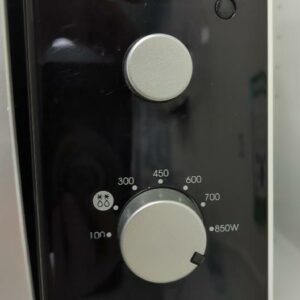 Four micro onde 850 watts de marque Samsung modèle MW82N. 27 x 50 x 34 cm. (SS bat A) – Image 2