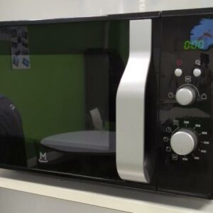 Four micro onde 800 Watt de marque Mandine. 29 x 50 x 35 cm. (SS bat A)