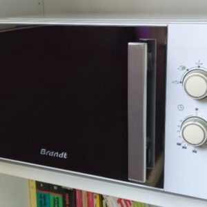 Four micro onde 900 watts de marque Brandt modèle SM2606W. 28 x 50 x 36 cm. 2 unités. Vendu à l'unité avec faculté de réunion. (SS bat A)